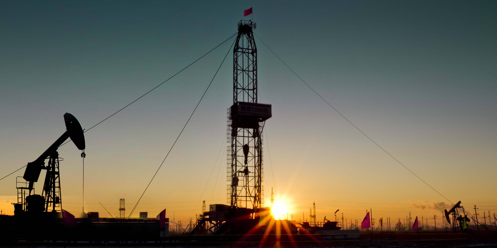 追求卓越，奉獻(xiàn)社會(huì)，拼搏進(jìn)取，勇創(chuàng)輝煌